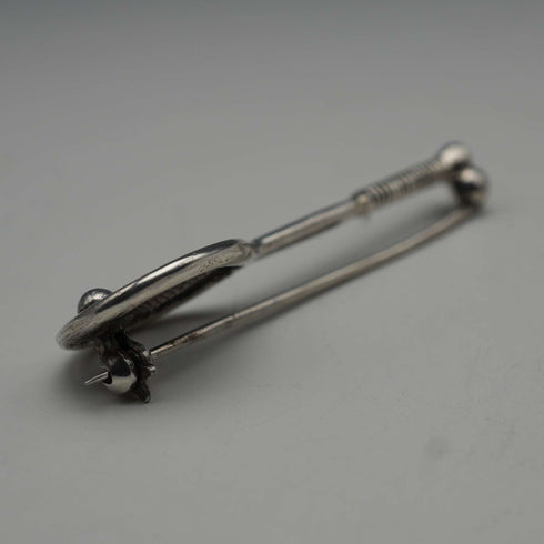 Broche antiguo de plata en forma de raqueta de tenis