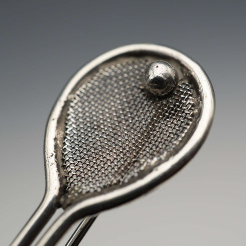 Broche antiguo de plata en forma de raqueta de tenis