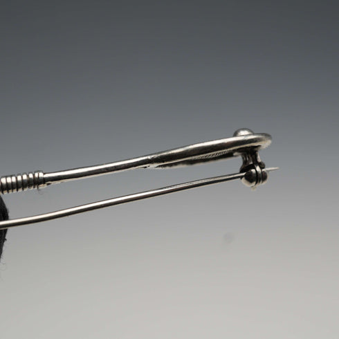 Broche antiguo de plata en forma de raqueta de tenis