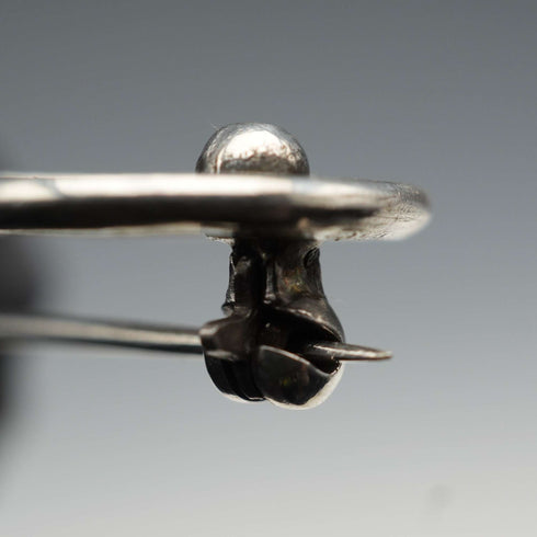 Broche antiguo de plata en forma de raqueta de tenis