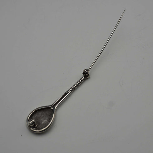 Broche antiguo de plata en forma de raqueta de tenis
