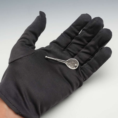 Broche antiguo de plata en forma de raqueta de tenis