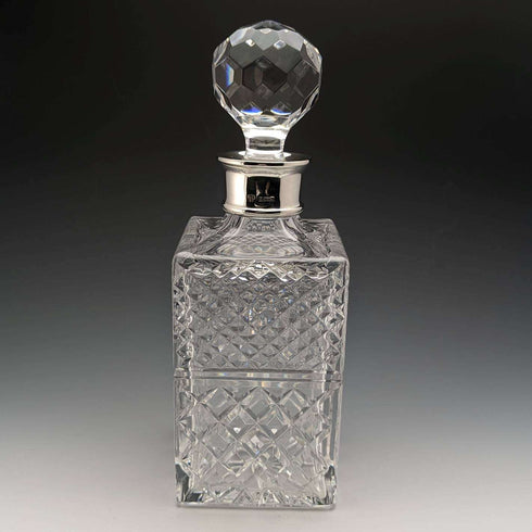 Decantador cuadrado de cristal tallado vintage británico de 1982 con decoración de plata de ley, CJ Vander