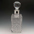 Decantador cuadrado de cristal tallado vintage británico de 1982 con decoración de plata de ley, CJ Vander