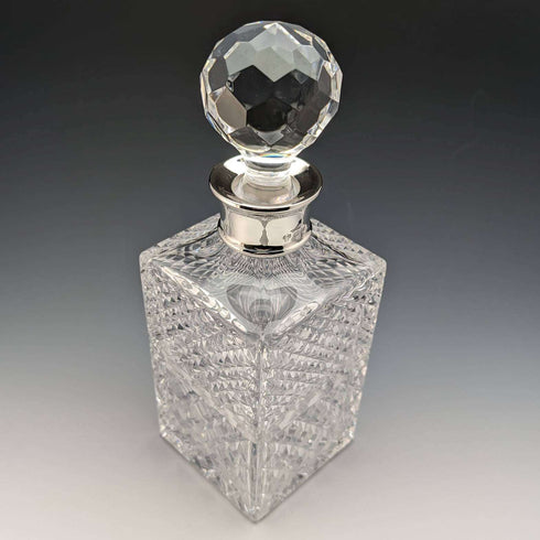 Decantador cuadrado de cristal tallado vintage británico de 1982 con decoración de plata de ley, CJ Vander