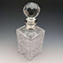 Decantador cuadrado de cristal tallado vintage británico de 1982 con decoración de plata de ley, CJ Vander
