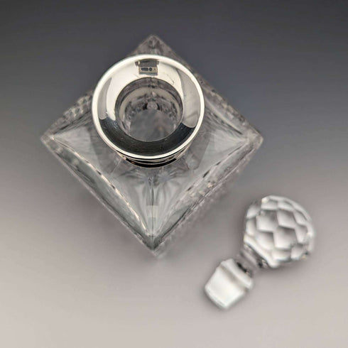 Decantador cuadrado de cristal tallado vintage británico de 1982 con decoración de plata de ley, CJ Vander