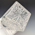 Decantador cuadrado de cristal tallado vintage británico de 1982 con decoración de plata de ley, CJ Vander
