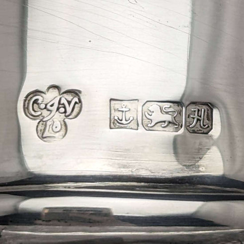 Decantador cuadrado de cristal tallado vintage británico de 1982 con decoración de plata de ley, CJ Vander