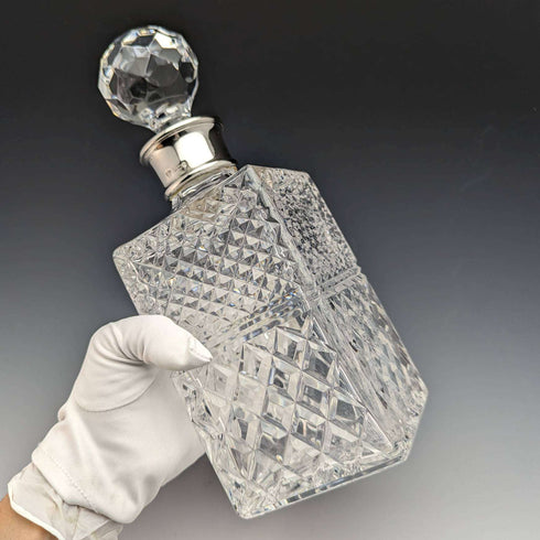 Decantador cuadrado de cristal tallado vintage británico de 1982 con decoración de plata de ley, CJ Vander