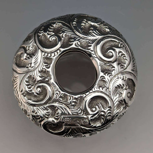 1910年 英国アンティーク 純銀蓋 カットガラスジャー J H Worrall and Son
Frasco de cristal tallado con tapa de plata de ley, antigüedad británica de 1910, por J H Worrall and Son