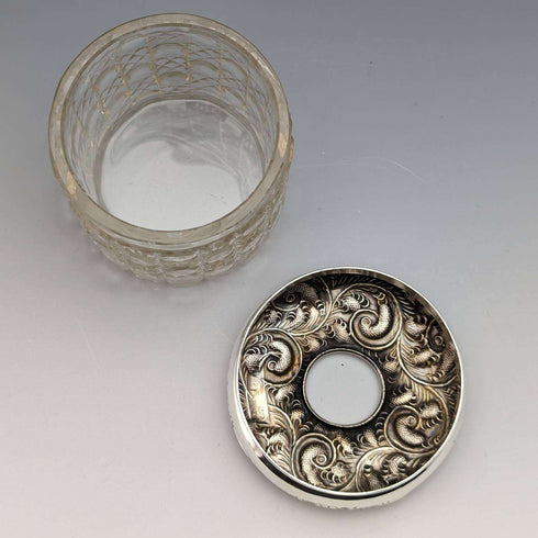 1910年 英国アンティーク 純銀蓋 カットガラスジャー J H Worrall and Son
Frasco de cristal tallado con tapa de plata de ley, antigüedad británica de 1910, por J H Worrall and Son