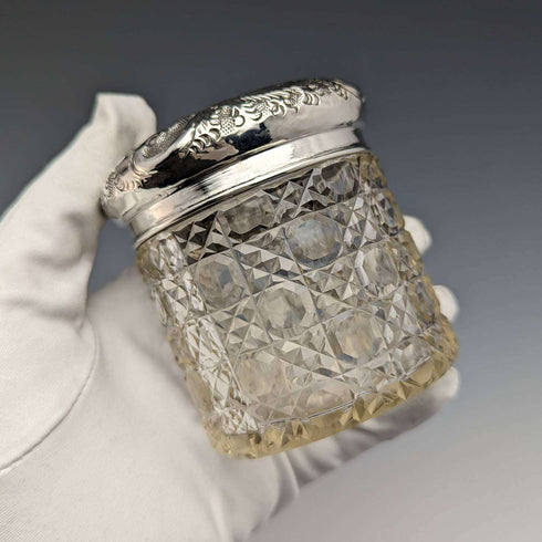 1910年 英国アンティーク 純銀蓋 カットガラスジャー J H Worrall and Son
Frasco de cristal tallado con tapa de plata de ley, antigüedad británica de 1910, por J H Worrall and Son