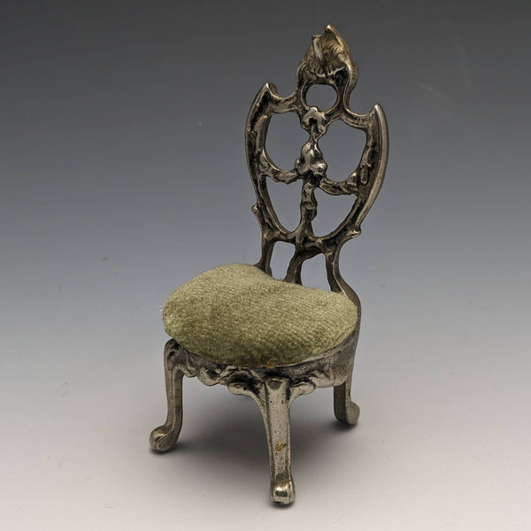 Soporte para reloj de bolsillo de los años 40 en forma de silla, hecho de latón con asiento en color verde musgo