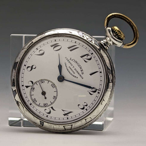 Reloj de bolsillo Longines antiguo de hacia 1921, caja de plata con decoración nielada, en buen estado de funcionamiento.
