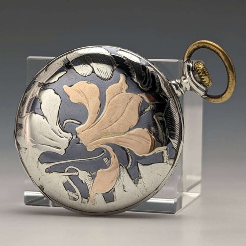 Reloj de bolsillo Longines antiguo de hacia 1921, caja de plata con decoración nielada, en buen estado de funcionamiento.