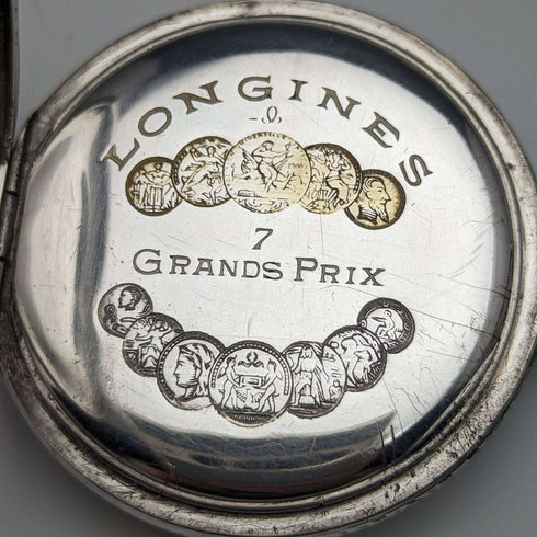 Reloj de bolsillo Longines antiguo de hacia 1921, caja de plata con decoración nielada, en buen estado de funcionamiento.