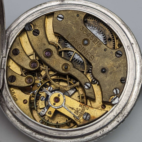 Reloj de bolsillo Longines antiguo de hacia 1921, caja de plata con decoración nielada, en buen estado de funcionamiento.