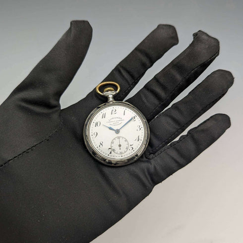 Reloj de bolsillo Longines antiguo de hacia 1921, caja de plata con decoración nielada, en buen estado de funcionamiento.