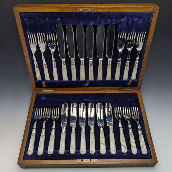 Juego de 12 pares de cubiertos para pescado con mangos de nácar, vintage británico, c. 1930, en su caja original.