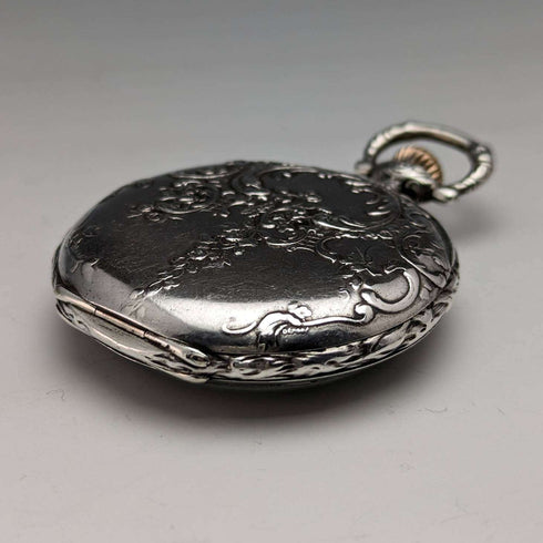 Reloj de bolsillo Longines antiguo de alrededor de 1911, caja de plata grabada, esfera abierta, en buen estado de funcionamiento.