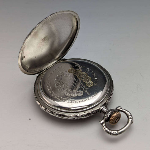 Reloj de bolsillo Longines antiguo de alrededor de 1911, caja de plata grabada, esfera abierta, en buen estado de funcionamiento.