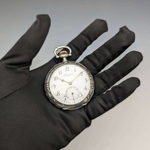 Reloj de bolsillo Longines antiguo de alrededor de 1911, caja de plata grabada, esfera abierta, en buen estado de funcionamiento.