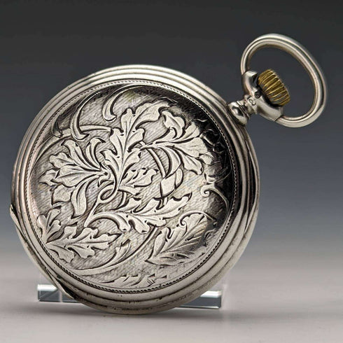 Reloj de bolsillo Longines antiguo, circa 1928, caja saboneta de plata grabada, en buen estado de funcionamiento.