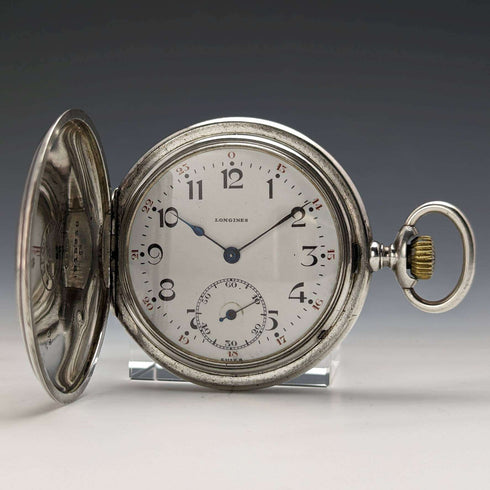 Reloj de bolsillo Longines antiguo, circa 1928, caja saboneta de plata grabada, en buen estado de funcionamiento.