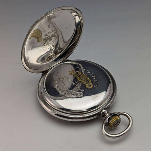 Reloj de bolsillo Longines antiguo, circa 1928, caja saboneta de plata grabada, en buen estado de funcionamiento.