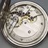 Reloj de bolsillo Longines antiguo, circa 1928, caja saboneta de plata grabada, en buen estado de funcionamiento.