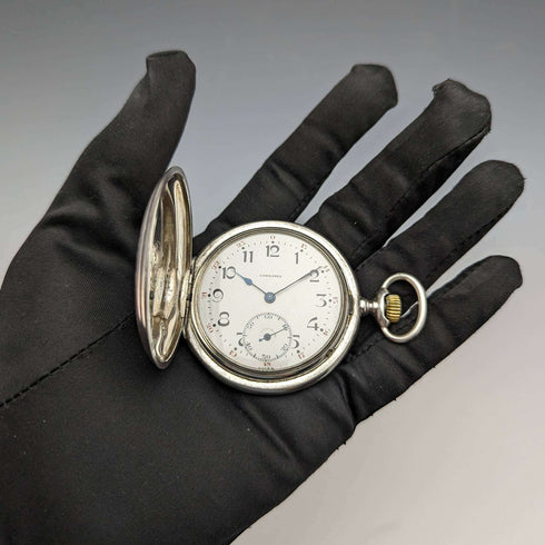 Reloj de bolsillo Longines antiguo, circa 1928, caja saboneta de plata grabada, en buen estado de funcionamiento.