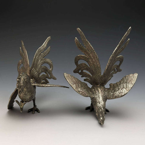 Pareja de figuras de gallo de peltre vintage