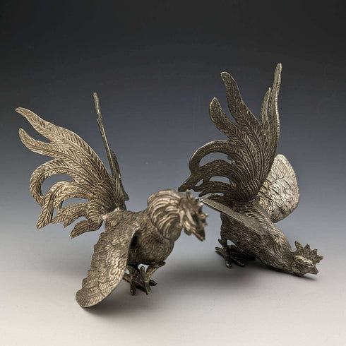 Pareja de figuras de gallo de peltre vintage
