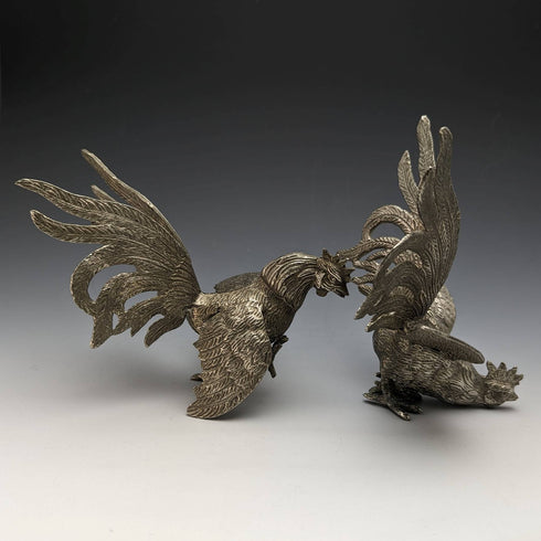 Pareja de figuras de gallo de peltre vintage