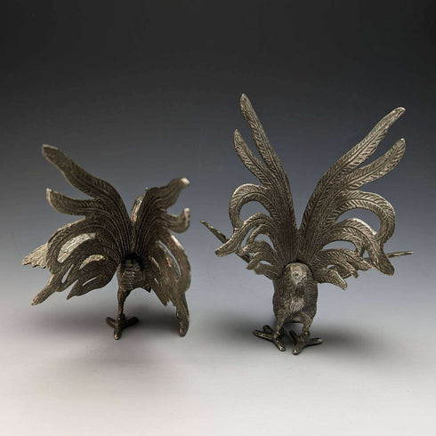 Pareja de figuras de gallo de peltre vintage