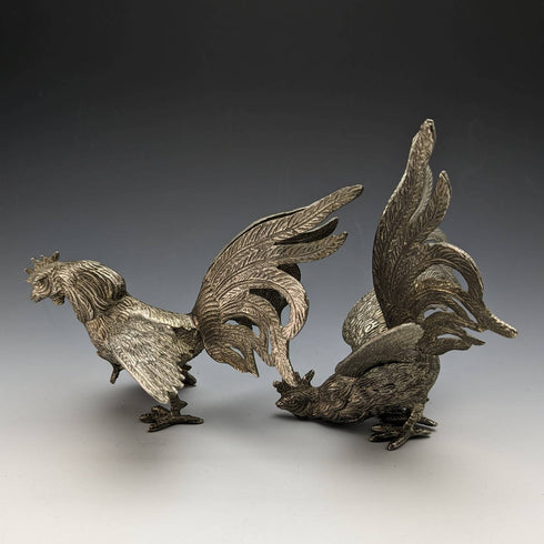 Pareja de figuras de gallo de peltre vintage