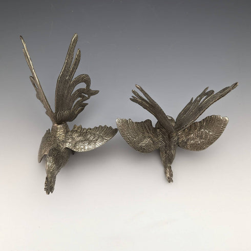 Pareja de figuras de gallo de peltre vintage