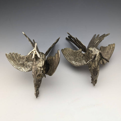 Pareja de figuras de gallo de peltre vintage