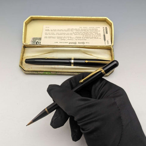 Set de pluma estilográfica y portaminas vintage Conway Stewart de Reino Unido, color negro, en estuche.