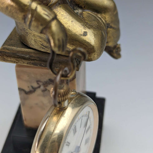 Soporte de exhibición para reloj de bolsillo con figura de niño en bronce ormolu y mármol antiguo
