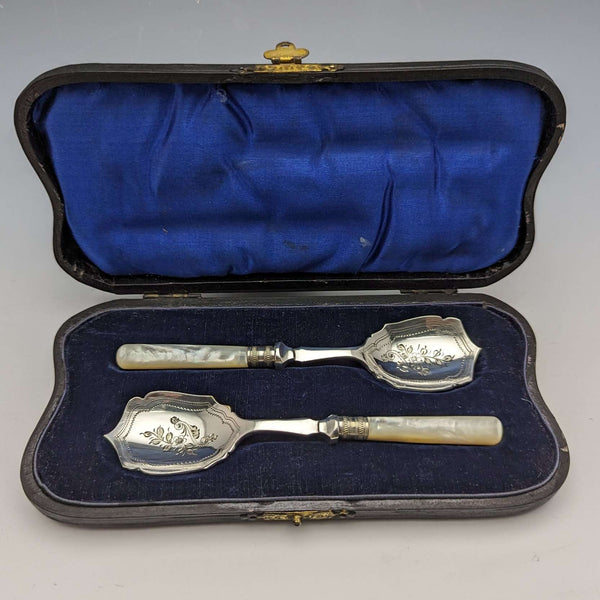 Juego de dos cucharas para mermelada, antigüedades inglesas de principios del siglo XX con mangos de nácar, en caja.