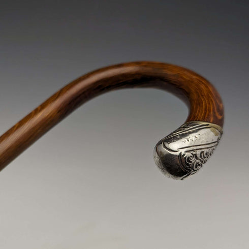 Bastón de caballero antiguo británico de 1922, eje marrón, mango curvo con decoración de plata de ley en relieve, 90 cm
