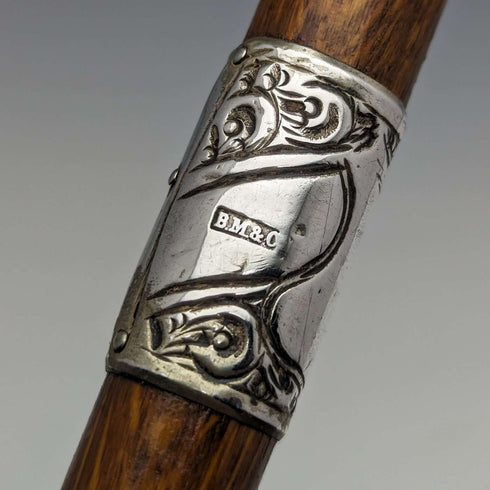 Bastón de caballero antiguo británico de 1922, eje marrón, mango curvo con decoración de plata de ley en relieve, 90 cm