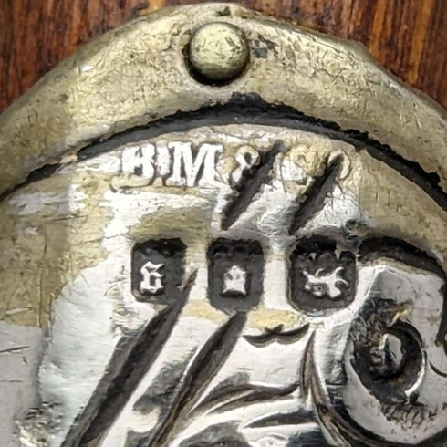 Bastón de caballero antiguo británico de 1922, eje marrón, mango curvo con decoración de plata de ley en relieve, 90 cm