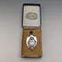 Fob de plata de ley con forma de escudo, vintage británico de 1928, de Fattorini & Sons, en su estuche.