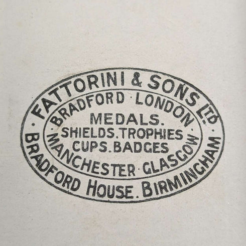 Fob de plata de ley con forma de escudo, vintage británico de 1928, de Fattorini & Sons, en su estuche.