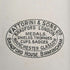 Fob de plata de ley con forma de escudo, vintage británico de 1928, de Fattorini & Sons, en su estuche.