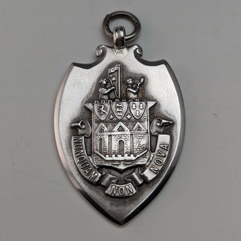 Fob de plata de ley con forma de escudo, vintage británico de 1928, de Fattorini & Sons, en su estuche.