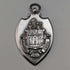 Fob de plata de ley con forma de escudo, vintage británico de 1928, de Fattorini & Sons, en su estuche.